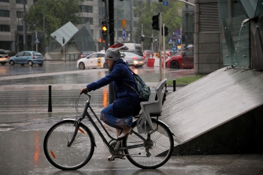 Warszawa walczy ze skutkami ulewnego deszczu