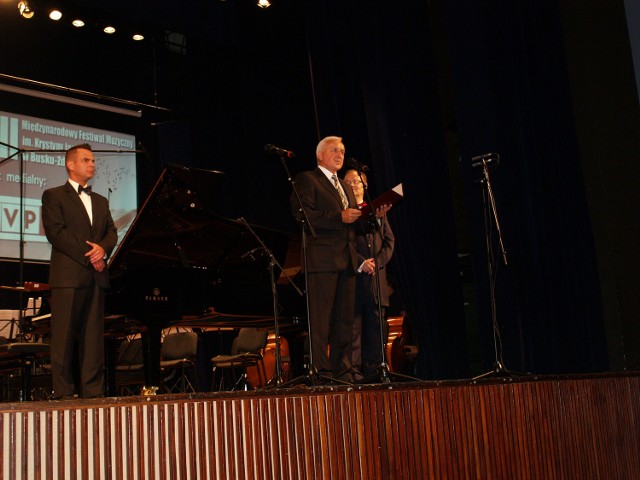 Burmistrz Buska Zdroju Waldemar Sikora otwierając festiwal zapowiedział rozbudowę sali koncertowej.