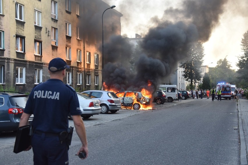 Dziecko w płonącym aucie w Rybniku. Ojciec na chwilę poszedł...