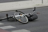 Potrącenie rowerzystki w Koziegłówkach. Land Rover uderzył w 61-letnią kobietę. Kierowcę oślepiło słońce