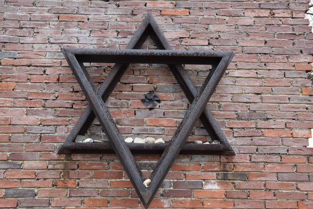 Nazistowskie symbole na Pomniku Pamięci Żydów w CzęstochowieZobacz kolejne zdjęcia. Przesuwaj zdjęcia w prawo - naciśnij strzałkę lub przycisk NASTĘPNE