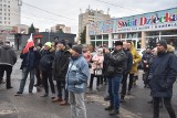 Jastrzębie-Zdrój. Kilkadziesiąt osób protestowało pod biurem posła PiS. Nie chcą, by pracodawcy sprawdzali, czy pracownicy są zaszczepieni