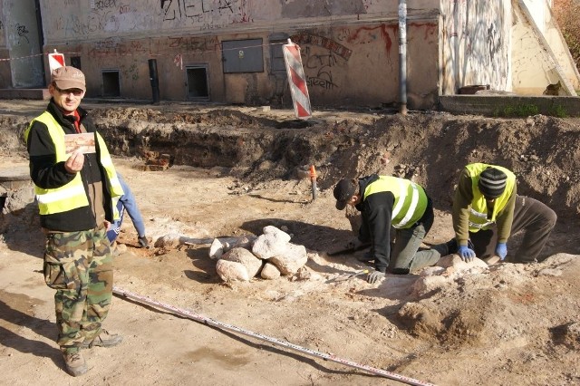 Andrzej Retkowski, archeolog z firmy Aureus ( z lewej): - Dzięki takim unikatowym wykopaliskom wzbogacamy wiedzę historyczną