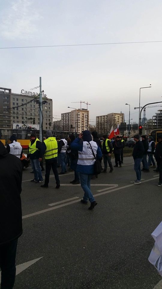 Rolnicy protestowali w Warszawie, była grupa ze Świętokrzyskiego. Płonęły opony i słoma, rozsypane jabłka 