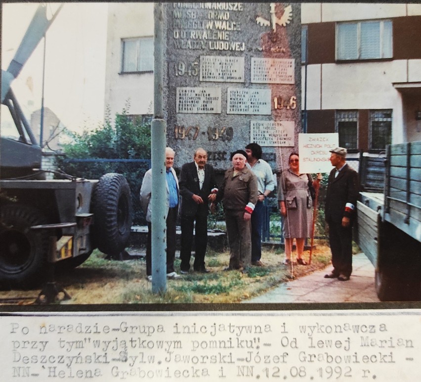 Tak z Końskich usuwano pomnik funkcjonariuszy MO, UB, SB i ORMO. Zobacz archiwalne zdjęcia