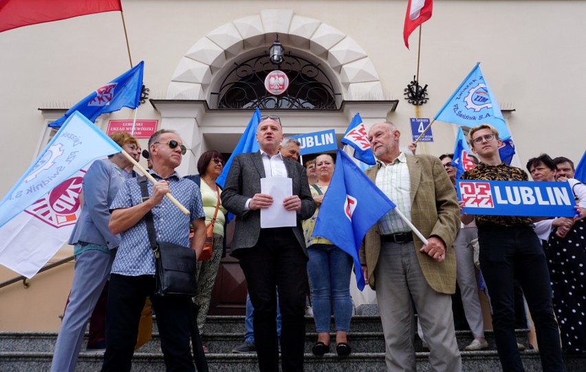 Protest związkowców OPZZ Lublin przed siedzibą wojewody lubelskiego. Domagają się 20 proc. podwyżek. „Przed nami ciężka i trudna zima"