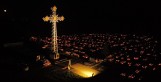 Cmentarz parafialny w Kazimierzy Małej w wieczornej odsłonie. Groby rozświetliły po zmroku tysiące zniczy. Zobaczcie zdjęcia