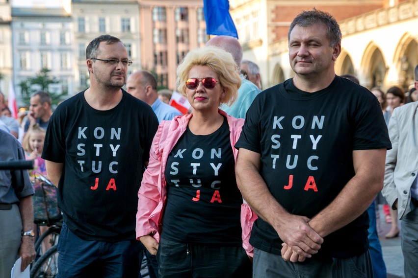 Kraków. Manifestacja KOD na Rynku Głównym w obronie...