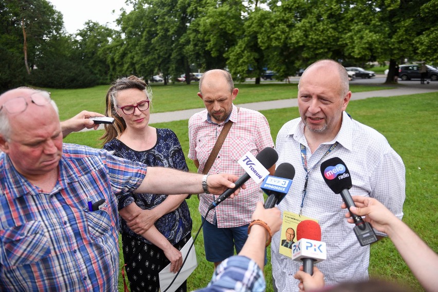 Kilkaset osób przeszło w piątek przez centrum Torunia...