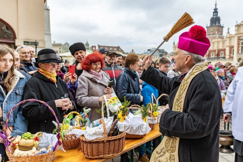 Tradycyjne święcenie pokarmów na Rynku Głównym w Krakowie