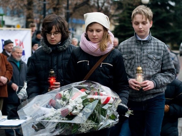 Kwiaty i znicze przy popiersiu majora Hieronima "Zapory&#8221; Dekutowskiego złożyli między innymi uczniowie Szkoły Katolickiej w Tarnobrzegu.