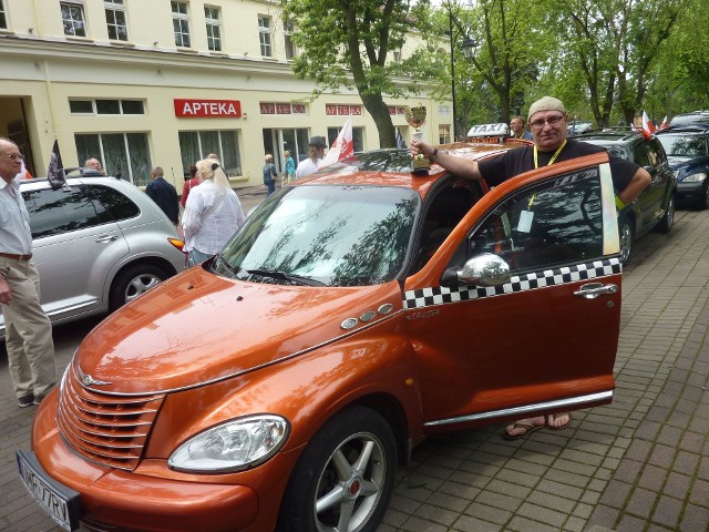 Na ciechocińskim deptaku stanęły dziś 24 chryslery. Tu bowiem spotkanie wyznaczyli sobie właściciele aut, "w których można zakochać się od pierwszego wejrzenia" - jak powiedziała nam Ewa Ulanowska z Olsztyna, jedna z właścicielek takiego auta. >> Najświeższe informacje z regionu, zdjęcia, wideo tylko na www.pomorska.pl 