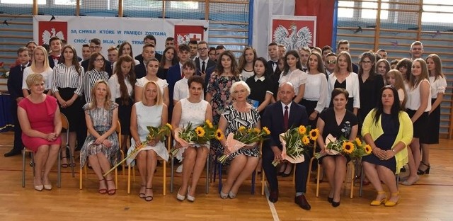 Historyczne zdjęcie - ostatnia klasa gimnazjum w Osieku wraz z nauczycielami i burmistrzem Rafałem Łysiakiem.