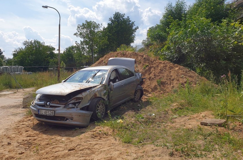 Kierowca peugeota miał wielkie szczęście, że samochód spadł...