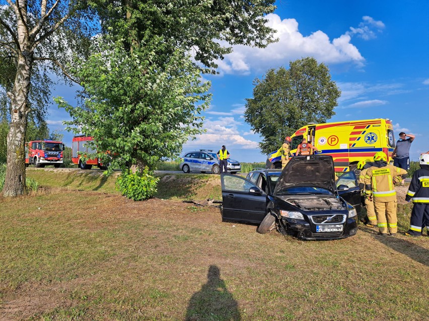 Wypadek na drodze 614 w miejscowości Surowe (gm. Czarnia). 13.08.2023