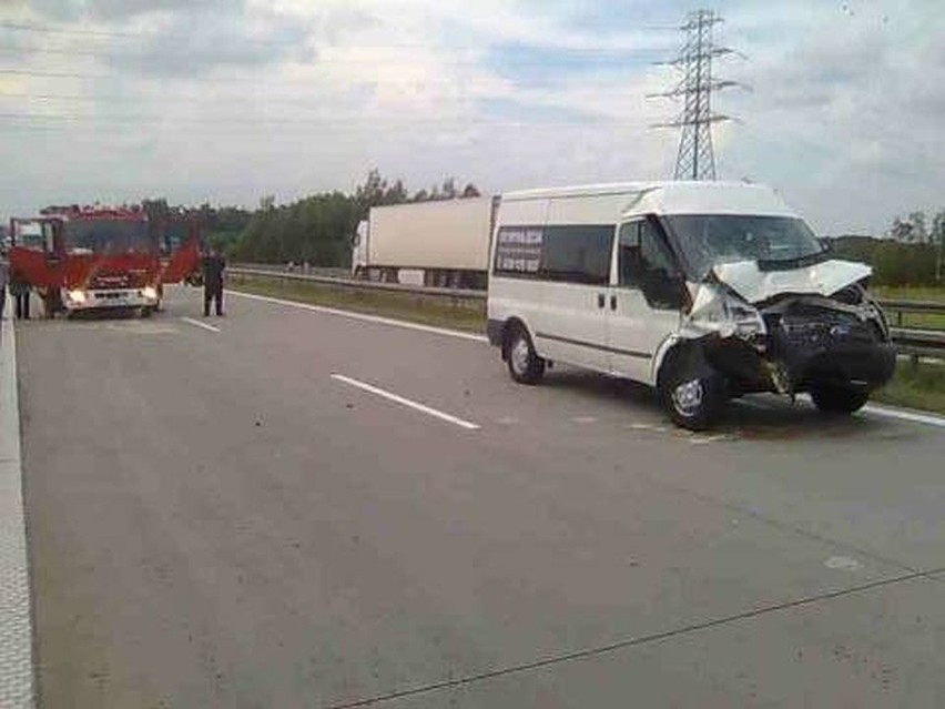 Znów wypadek na A4 pod Legnicą. Aż 9 osób rannych w zderzeniu busa z ciężarówką (ZDJĘCIA)