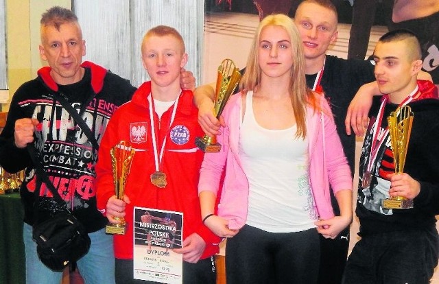 Ekipa Dragona w komplecie - trener Marek Jasiński (z lewej), Joanna Mazurek i trzej medaliści mistrzostw Polski w Kartuzach. 