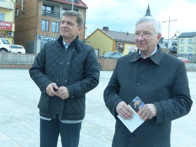 Andrzej Pruś i poseł Krzysztof Lipiec zaprezentowali nową ulotkę wyborczą komitetu Andrzeja Dudy.