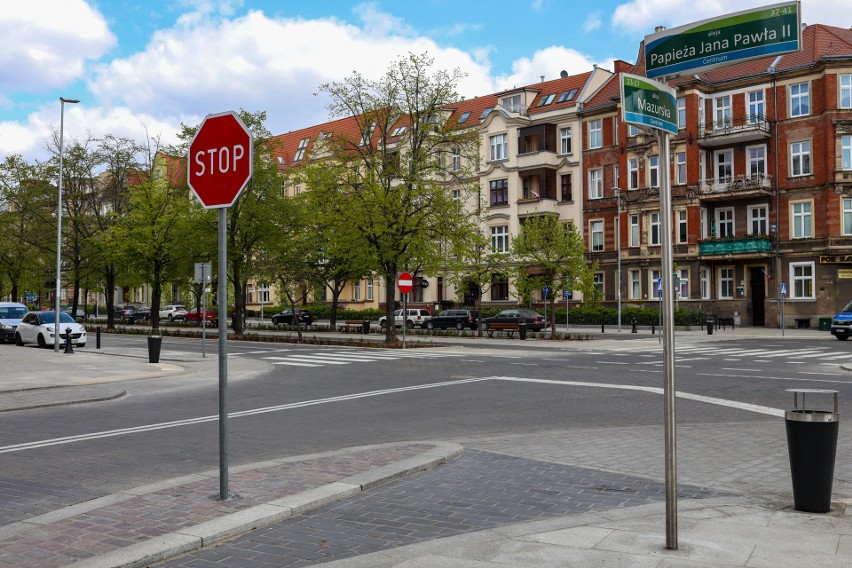 Zlikwidowali tradycyjne przejścia dla pieszych w ciągu al. Jana Pawła II. Dlaczego?