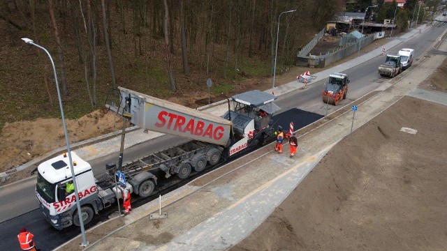 Prace na prawie 3-kilometrowym odcinku drogi, łączącej Smukałę z Piaskami dobiegają końca. W związku z układaniem nawierzchni, wprowadzone zostaną zmiany w komunikacji. Szczegóły w artykule.