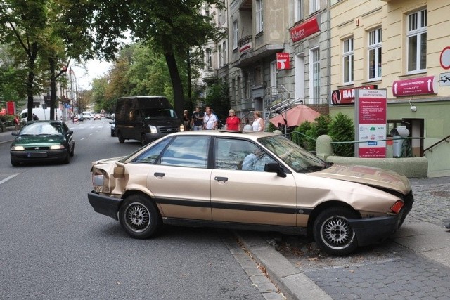 Audi ma zniszczony przód i tył.