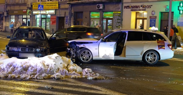 Do zdarzenia doszło w niedzielę po godz. 17 na Placu na Bramie w Przemyślu. W zderzeniu BMW z mercedesem poszkodowane zostało dziecko. Z urazem głowy zostało przetransportowane karetką pogotowia ratunkowego do szpitala.Na miejscu wypadku pracuje grupa dochodzeniowo-śledcza.Aktualizacja- Kierujący mercedesem 39-letni przemyślanin jadąc ul. Jagiellońską w kierunku ul. Dworskiego, wjechał na skrzyżowanie przy czerwonym świetle i uderzył w kierującą BMW, która poruszała się ul. Słowackiego w stronę ul. Jagiellońskiej - mówi sierż. szt. Marta Fac z KMP w Przemyślu.35-letnia mieszkanka pow. przemyskiego podróżowała z mężem i 8-letnim synem. Chłopcu nic poważnego się nie stało.Kierujący byli trzeźwi. Mężczyzna został ukarany mandatem karnym. Policjanci zatrzymali dwa dowody rejestracyjne.