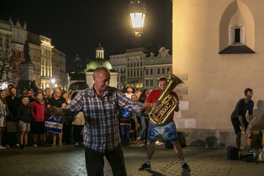 Tłumy turystów i imprezowiczów opanowały Kraków. Tak wygląda nocne życie miasta [ZDJĘCIA