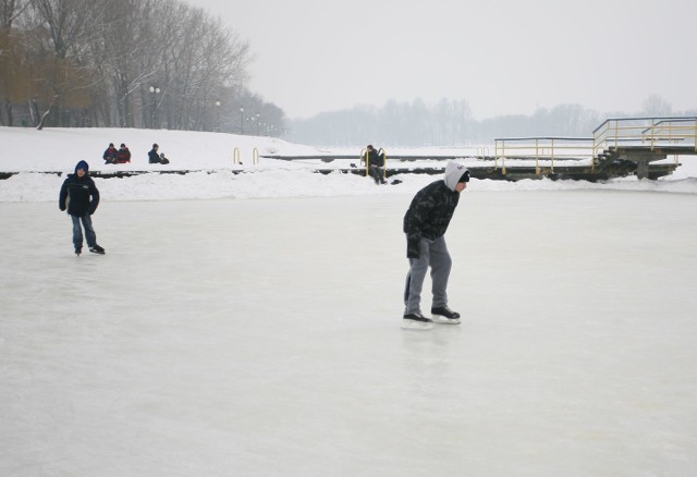 Każdego roku na zalewie na Borkach w Radomiu jest organizowane lodowisko.