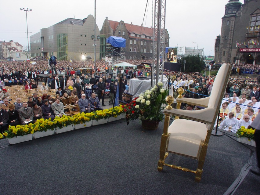 Na wiadomość o śmierci Jana Pawła II Polacy wyszli na ulice....