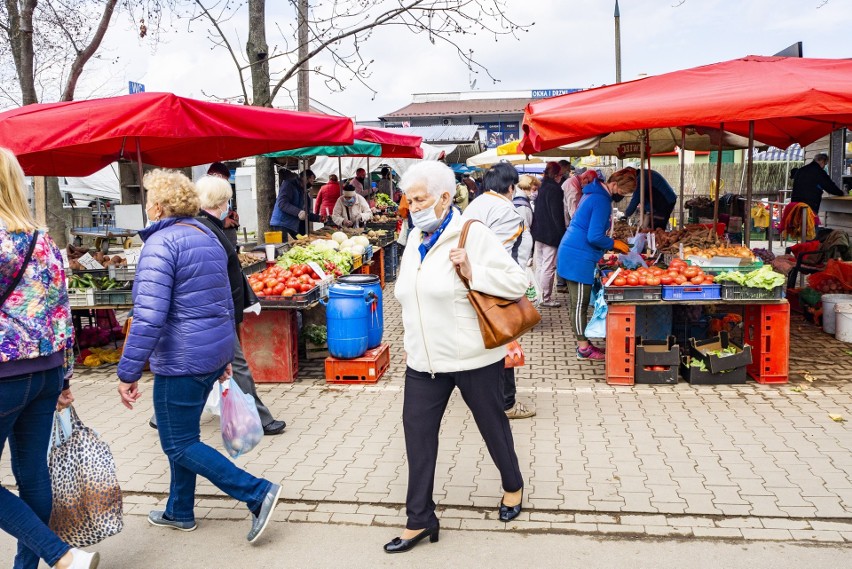 Majówka po krakowsku. Jedni kupują kiełbasę na grilla, inni stoją w kolejce po sadzonki do ogródka [ZDJĘCIA]