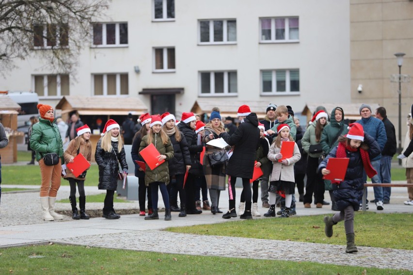 Tłumy na Jarmarku Świątecznym w Morawicy. Był Święty Mikołaj i radosne kolędy. Zobacz zdjęcia