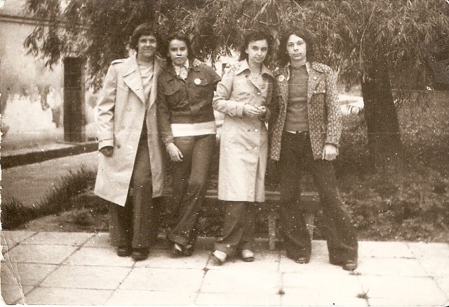 Od prawej Ryszard i Bożena z przyjaciółmi. Lublin - błonia pod Zamkiem. 1975 rok