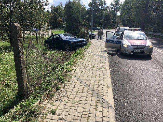 Do zdarzenia doszło w środę po godz. 11, w pobliżu skrzyżowania ul. Opalińskiego z ul. Paderewskiego w Przemyślu.24-letni kierujący BMW 328 stracił panowanie nas pojazdem, przejechał przez chodnik, a następnie staranował ogrodzenie prywatnej posesji. Mężczyzna, mieszkaniec Przemyśla jechał sam. Nic mu się nie stało. Był trzeźwy. Policjanci ukarali kierowcę dwoma mandatami karnymi: za kolizję w wysokości 300 zł i 100 zł za kierowanie samochodem bez wymaganych dokumentów.