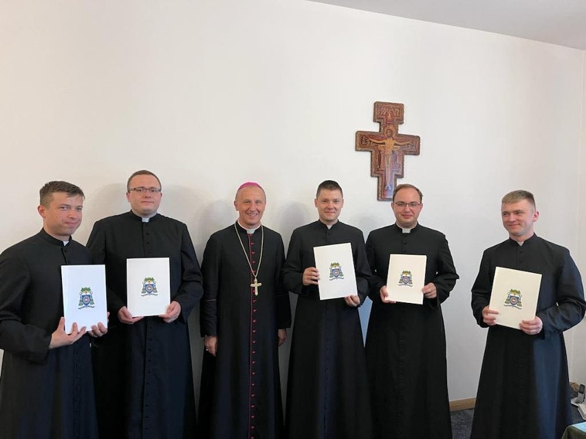 Pięciu nowo wyświęconych księży odebrało od biskupa Marka...