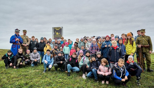 Uczestnicy wycieczki zrobili sobie pamiątkowe zdjęcie w punkcie widokowym w Kępeczkach nad Wisłą. Więcej zobacz na kolejnych slajdach >>>