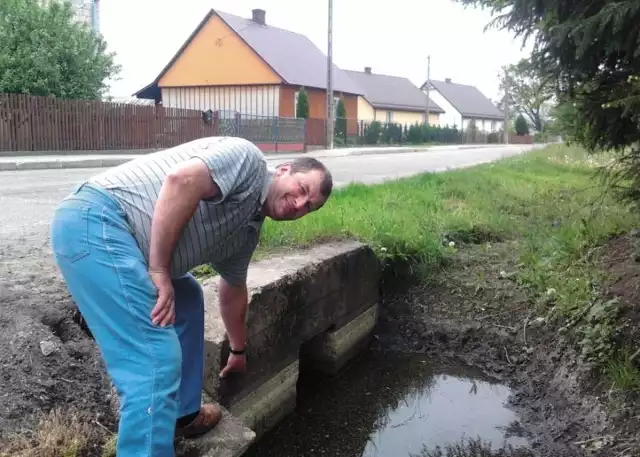 &#8211; Po deszczu i roztopach woda podnosi się w gigantycznym tempie &#8211; pokazuje pan Stanisław. &#8211; Wlewa się na moją posesję, do piwnicy, a to wszystko sprawia, że na ścianach pojawił się grzyb