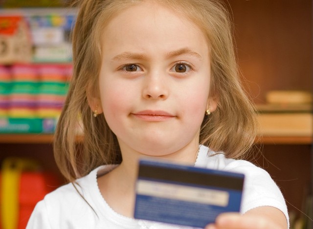 Głównym plusem wczesnego „ubankowienia” dzieci jest nauka oszczędzania. Warto w ten sposób edukować, ale dopiero nastolatki. Pamiętajmy jednak i o możliwych zagrożeniach