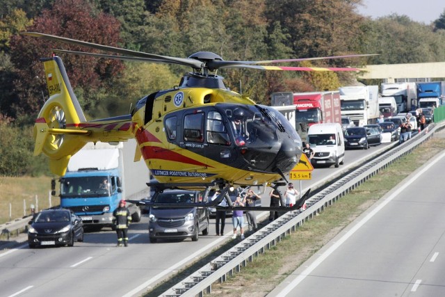 Ciężko ranny kierowca został przetransportowany do szpitala śmigłowcem Lotniczego Pogotowia Ratunkowego. 