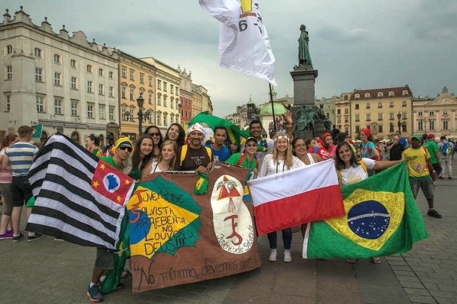 Mimo że najliczniejszą grupę wśród pielgrzymów stanowią Polacy, to najbardziej kolorowi są młodzi z innych części świata