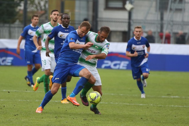 Puszcza - Lechia. Michał Czarny (z lewej) kontra Marco Paixao