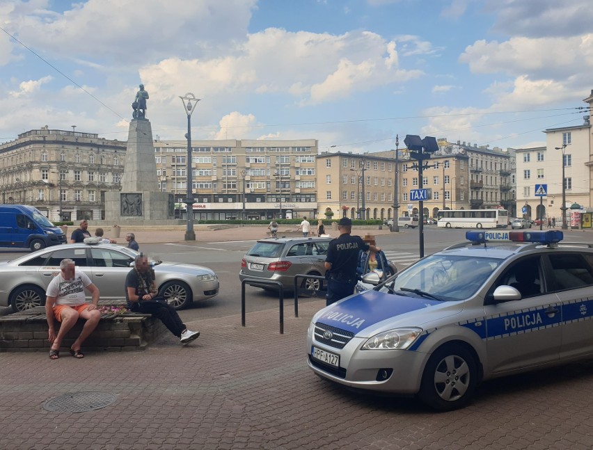 Ponad metrowy boa dusiciel, bo ten gatunek węża wił się po...