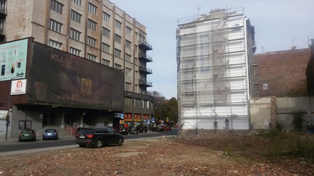 Plakat wyborczy Arkadiusz Godlewskiego w miejscu wyburzonej kamienicy Seiferta