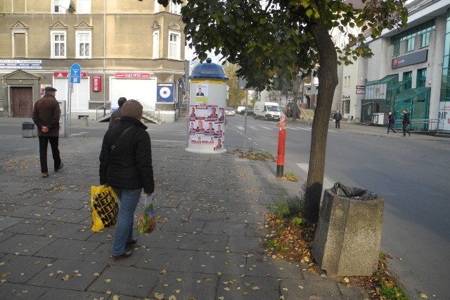 Kierowcy i piesi mówią, że słup zasłania widoczność. Drogowcy twierdzą co innego. 