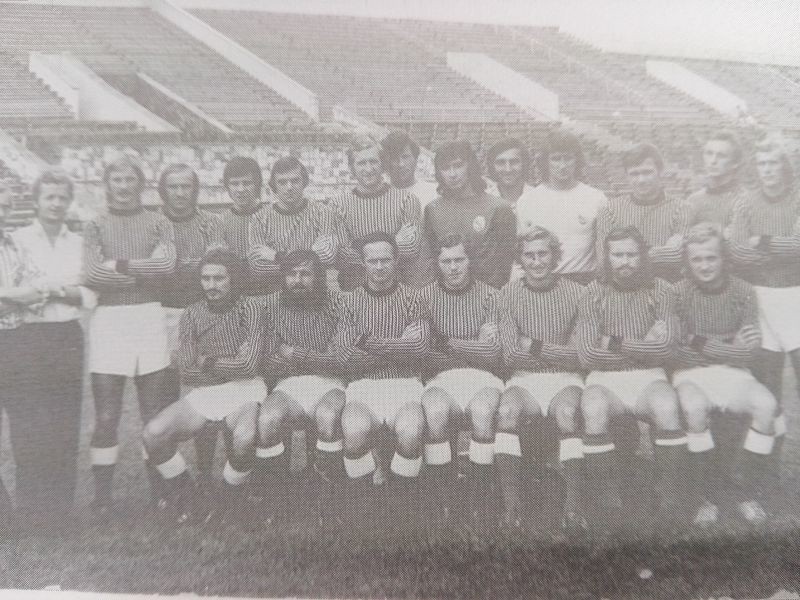 1975 rok. Jagiellonia nawiązuje do przedwojennych barw...