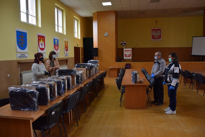 Powiat Włoszczowski zakupił i przekazał laptopy do nauki zdalnej dla dzieci w rodzinach zastępczych [ZDJĘCIA]