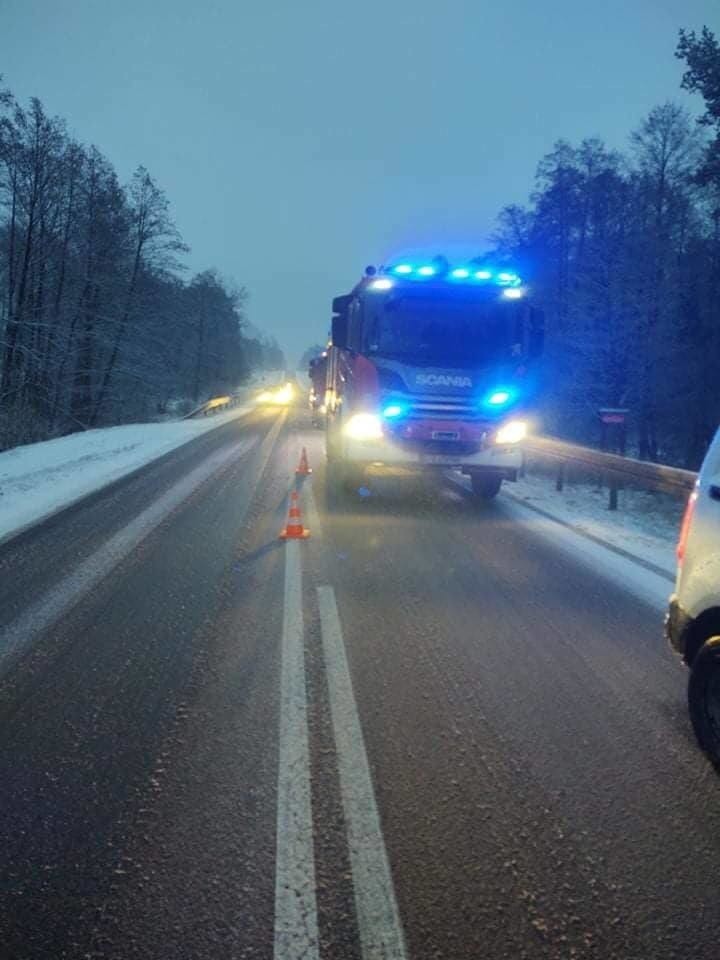 Zalesie. Wypadek na DK 65. BMW wpadło w poślizg i dachowało. Ranny kierowca [ZDJĘCIA]