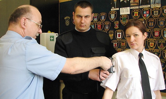 Komendant straży miejskiej w Grudziądzu Jan Przeczewski (z lewej) uważa, że strażnicy mogą z powodzeniem nauczyć kobiety, jak bronić się przed różnymi formami ataku. Fot. MARYLA RZESZUT