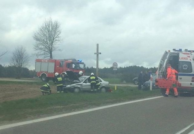 Do wypadku doszło we wtorek około godziny 9:40 na DK 8 w okolicach miejscowości Wojtachy. Jak informuje dyżurny WSKR w Białymstoku, zderzył się ze sobą 3 pojazdy: lanos, octavia i focus. Podróżowało nimi 5 osób.