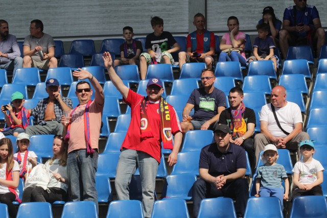 Na stadionie przy Okrzei zamknięte są sektory „młyna”. To kara po przerwanych derbach z Górnikiem Zabrze. Mimo to kibiców Piasta nie brakuje. Atmosfera jest gorąca.