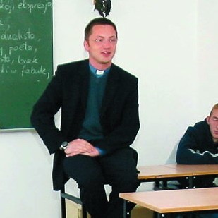 Ksiądz Paweł Wojtalewicz uczy religii w słupskiej "budowlance&#8221;.